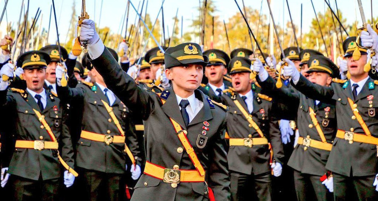 Teğmenleri ihraç edeceklermiş: Milyonlar onlarla gurur duydu, bazıları rahatsız oldu